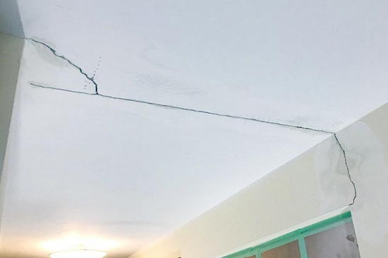 Cách chống thấm trần nhà bị nứt hiệu quả, dễ thực hiện tại nhà